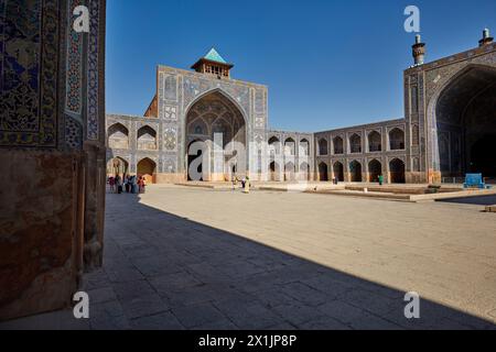 Blick auf den Innenhof der Shah-Moschee (Masjed-e Shah) mit ihren hochaufwendigen Fliesen. Isfahan, Iran. Stockfoto