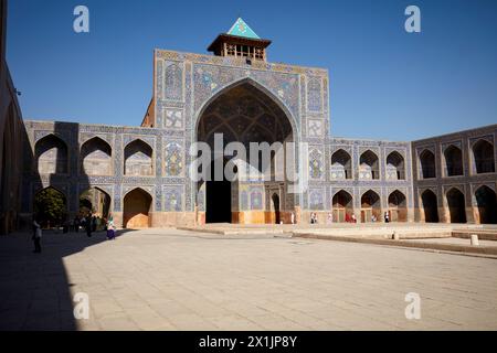 Blick auf den Innenhof der Shah-Moschee (Masjed-e Shah) mit ihren hochaufwendigen Fliesen. Isfahan, Iran. Stockfoto