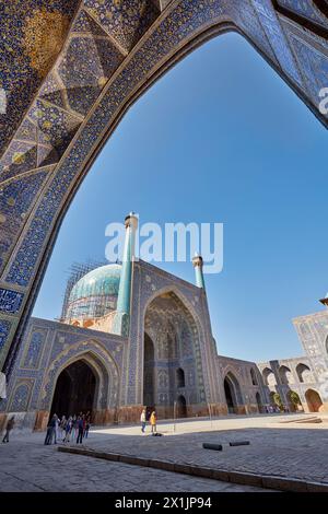 Blick auf den Innenhof der Shah Moschee (Masjed-e Shah) durch einen Bogen mit aufwendigen Fliesen. Isfahan, Iran. Stockfoto