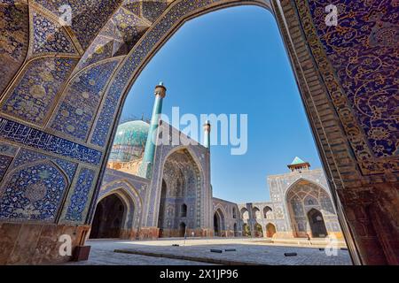 Blick auf den Innenhof der Shah Moschee (Masjed-e Shah) durch einen Bogen mit aufwendigen Fliesen. Isfahan, Iran. Stockfoto