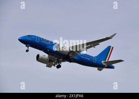 ITA Airways Airbus A220-100 EI-HLB landet am London City Airport in East London Stockfoto