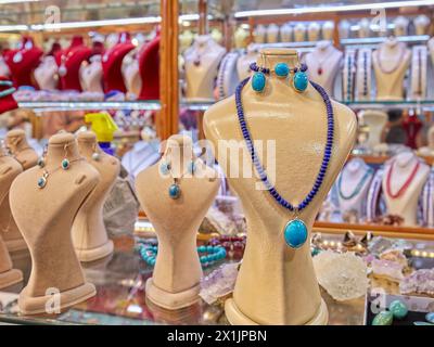 Eine Auswahl handgefertigter persischer Türkisschmuck, ausgestellt auf Schaufensterpuppen in einem Souvenirladen in Isfahan, Iran. Stockfoto