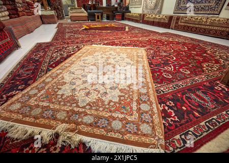 Farbenfrohe Auswahl an handgefertigten persischen Teppichen in einem Teppichgeschäft. Isfahan, Iran. Stockfoto