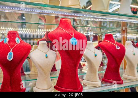 Eine Auswahl handgefertigter persischer Türkisschmuck, ausgestellt auf Schaufensterpuppen in einem Souvenirladen in Isfahan, Iran. Stockfoto