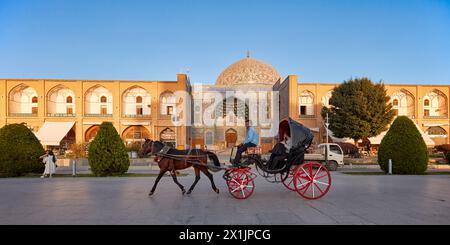 Eine Rundfahrt in einer Pferdekutsche – beliebte Touristenattraktion auf dem Platz Naqsh-e Jahan, UNESCO-Weltkulturerbe. Isfahan, Iran. Stockfoto