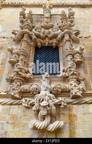 Fenster Manueline (Manueline). Das Fenster der Westfassade der Klosterkirche wird Diogo de Arruda zugeschrieben und wurde zwischen 1510 und 1513 ausgeführt. Tomar, Portugiesisch Stockfoto