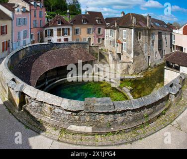 Fosse Dionne in Tonnerre, Waschplatz an einer Karstquelle mit türkisblauem Wasser Stockfoto