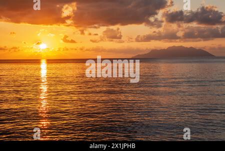 Island Silhouette von der Insel Mahe aus gesehen. Die Insel Silhouette liegt 20 km nordwestlich von Mahé auf den Seychellen. Es ist die drittgrößte Granitinsel in Stockfoto