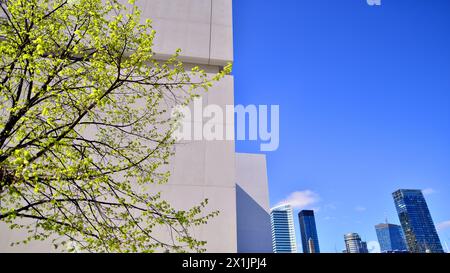 Sonnenlicht und Schatten auf der Oberfläche von weißem Beton Gebäudewand vor blauem Himmel Hintergrund, geometrische Außenarchitektur in Minimal Street Photogra Stockfoto