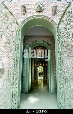 INSTALLATION VON JOANA VASCONCELOS HOCHZEITSTORTE AUF WADDESDON MANOR, BUCKINGHAMSHIRE Stockfoto