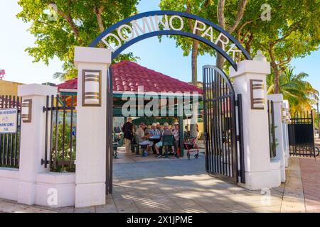 Miami, FL, USA - 12. April 2024: Leute spielen im Domino Park Miami Calle Ocho Stockfoto