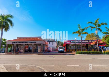 Miami, FL, USA - 12. April 2024: Unternehmen und Geschäfte Miami Calle Ocho Stockfoto