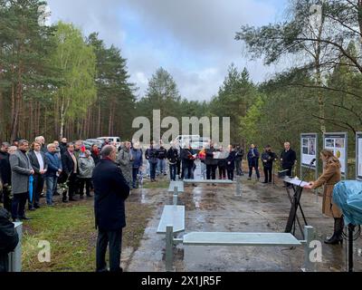 17. April 2024, Mecklenburg-Vorpommern, Peenemünde: Kulturministerin Mecklenburg-Vorpommerns, Bettina Martin, hält eine Rede zur Eröffnung einer neuen Gedenkstätte für die Gefangenen des ehemaligen Konzentrationslagers Karlshagen II in Peenemünde. Foto: Stefan sauer/dpa Stockfoto