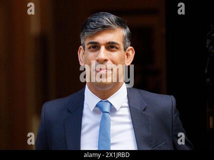 London, Großbritannien. April 2024. Premierminister Rishi Sunak verlässt die Downing Street 10, um sich für Fragen des Premierministers ins Parlament zu begeben. Er wird Keir Starmer auf der anderen Seite des Versandkartons treffen. Credit: Karl Black/Alamy Live News Stockfoto