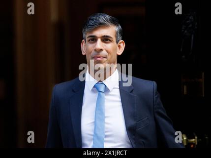 London, Großbritannien. April 2024. Premierminister Rishi Sunak verlässt die Downing Street 10, um sich für Fragen des Premierministers ins Parlament zu begeben. Er wird Keir Starmer auf der anderen Seite des Versandkartons treffen. Credit: Karl Black/Alamy Live News Stockfoto
