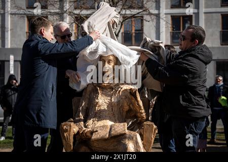 Kopenhagen, Dänemark, 17. April 2024, Ein Denkmal der dänischen Schriftstellerin Karen Blixen wird am Mittwoch, 17. April 2024, auf Karen Blixens Rasen zwischen Toldbodgade und Ofelia Plads in Kopenhagen, Dänemark, enthüllt. Die Statue wurde von Artisk Rikke Raben gefertigt Stockfoto