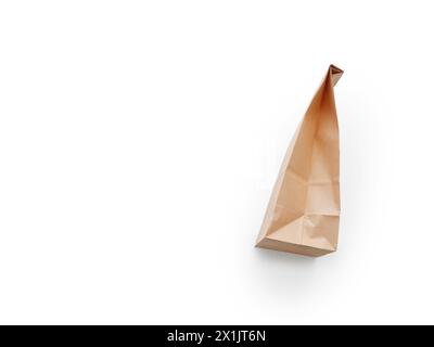 Braune Bastelpapiertasche für Mittagessen und Sandwich isolierte Ansicht von oben auf weißem Hintergrund mit Kopierraum Stockfoto