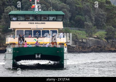 Die Fähre Fred Hollows Sydney, mit Passagieren am Bug, verlässt Balmain in Richtung Darling Harbour, Sydney, NSW, Australien Stockfoto