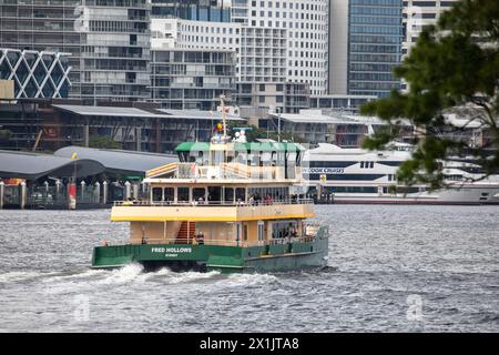 Die Fähre der Smaragdklasse Sydney, die MV Fred Hollows, wurde 2017 in Dienst gestellt, auf dem Bild, wie sie zum Barangaroo Ferry Wharf in Sydney, NSW, Australien fuhr Stockfoto