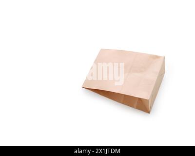 Braune Bastelpapiertasche für Mittagessen und Sandwich isolierte Ansicht von oben auf weißem Hintergrund mit Kopierraum Stockfoto