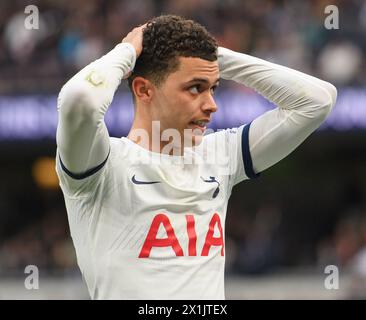 London, Großbritannien. April 2024 - Tottenham Hotspur gegen Nottingham Forest - Premier League - Tottenham Hotspur Stadium. Brennan Johnson in Aktion. Bildnachweis: Mark Pain / Alamy Live News Stockfoto