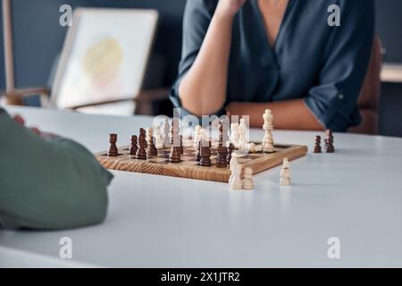 Denken, Schach oder Geschäftspartner im Büro für Planung, Brettspiel oder Bewegungsstrategie. Arbeit, Partnerschaft oder Freunde am Arbeitsplatz für Brain Stockfoto
