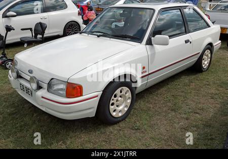 Dreiviertelansicht des Ford Escort XR3i, White, 1988, auf der British Motor Show 2023 Stockfoto