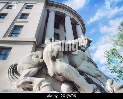 Federal Trade Commission Building (Apex Building) in Washington DC, USA. Man Controlling Trade Skulptur von Michael Lantz Stockfoto