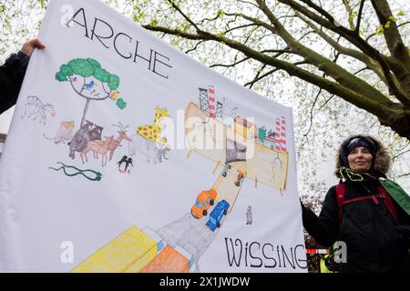 17. April 2024, Nordrhein-Westfalen, Münster: Aktivistinnen und Aktivisten zeigen bei einer Demonstration gegenüber dem Atlantic Hotel, wo die Konferenz der Verkehrsminister (VMK) stattfindet, ein Banner mit der Aufschrift „Arche Wissing“. Die Verkehrsminister der länder treffen sich ab Mittwoch (11,00 Uhr) zu zwei Gesprächstagen in Münster. Unter dem Vorsitz von Nordrhein-Westfalen stehen bis Donnerstag die Zukunft des Deutschland Tickets, der sichere Transport von E-Scootern in Bussen und Bahnen sowie die Finanzierung des öffentlichen Nahverkehrs mit der auf der Tagesordnung Stockfoto