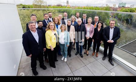 17. April 2024, Nordrhein-Westfalen, Münster: Die Verkehrsminister der länder um Oliver Krischer (r, Bündnis 90/die Grünen), Verkehrsminister Nordrhein-Westfalens, stehen auf der Terrasse des Atlantikhotels auf der Verkehrsministerkonferenz (VMK). Foto: Rolf Vennenbernd/dpa Stockfoto