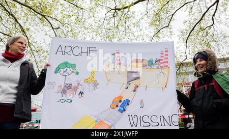 17. April 2024, Nordrhein-Westfalen, Münster: Aktivistinnen und Aktivisten zeigen bei einer Demonstration gegenüber dem Atlantic Hotel, wo die Konferenz der Verkehrsminister (VMK) stattfindet, ein Banner mit der Aufschrift „Arche Wissing“. Die Verkehrsminister der länder treffen sich ab Mittwoch (11,00 Uhr) zu zwei Gesprächstagen in Münster. Unter dem Vorsitz von Nordrhein-Westfalen stehen bis Donnerstag die Zukunft des Deutschland Tickets, der sichere Transport von E-Scootern in Bussen und Bahnen sowie die Finanzierung des öffentlichen Nahverkehrs mit der auf der Tagesordnung Stockfoto