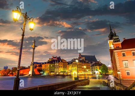 Laternen in der Altstadt von Warschau am Abend, Polen Stockfoto