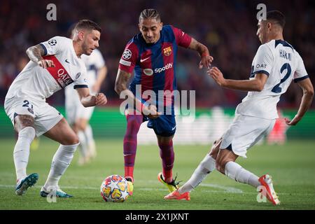 Barcelona, Spanien. April 2024. Raphinha (C) vom FC Barcelona kämpft gegen Lucas Hernandez (L) und Achraf Hakimi aus Paris Saint-Germain während des 2. Leg-Spiels der UEFA Champions League zwischen dem FC Barcelona und Paris Saint-Germain (PSG) am 16. April 2024 in Barcelona, Spanien. Quelle: Joan Gosa/Xinhua/Alamy Live News Stockfoto