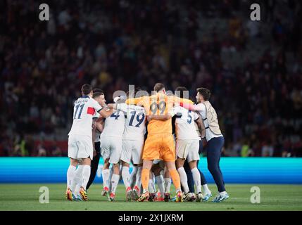 Barcelona, Spanien. April 2024. Die Spieler von Paris Saint-Germain feiern, nachdem sie am 16. April 2024 das Viertelfinale der UEFA Champions League zwischen dem FC Barcelona und Paris Saint-Germain (PSG) gewonnen haben. Quelle: Joan Gosa/Xinhua/Alamy Live News Stockfoto