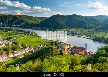 Panorama der Wachau mit Donau bei der Ortschaft Duernstein in Niederösterreich. Traditionelle Wein- und Tourismusregion, Donaukreuzfahrten. Stockfoto