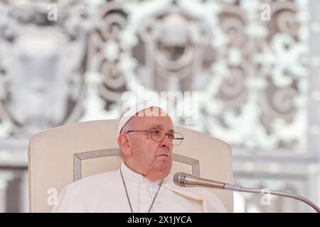 Vatikanstadt, Vatikan. April 2024. Papst Franziskus besucht seine wöchentliche Generalaudienz in St. PeterÕs Square Credit: Riccardo de Luca - Update Images/Alamy Live News Stockfoto