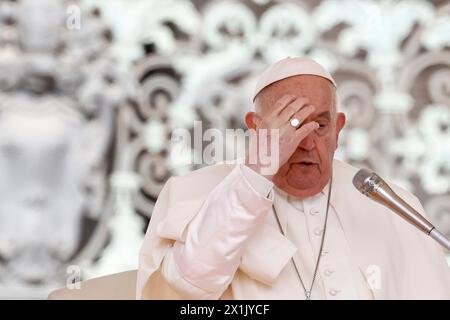 Vatikanstadt, Vatikan. April 2024. Papst Franziskus besucht seine wöchentliche Generalaudienz in St. PeterÕs Square Credit: Riccardo de Luca - Update Images/Alamy Live News Stockfoto