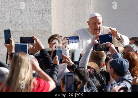 Vatikanstadt, Vatikan. April 2024. Papst Franziskus winkt den Gläubigen zu, als er zu seiner wöchentlichen Generalaudienz in St. PeterÕs Square Credit: Riccardo de Luca - Update Images/Alamy Live News Stockfoto