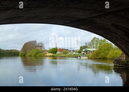 Die Kingsway-Brücke über den Fluss Mersey mit warrington Ruderclub im Hintergrund Stockfoto