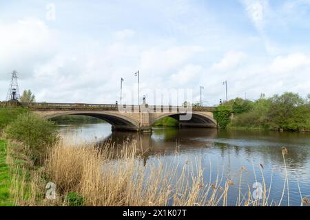 Die Kingsway-Brücke über den Fluss Mersey, Warrington Stockfoto