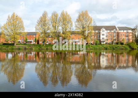 Häuser am Fluss Mersey in Warrington Stockfoto