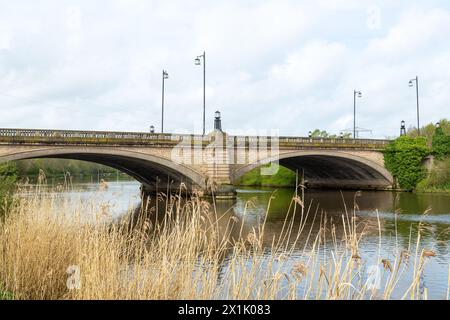 Die Kingsway-Brücke über den Fluss Mersey, Warrington Stockfoto