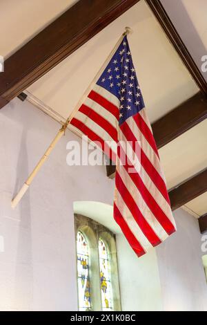 Im Inneren der Kirche St. Oswald befindet sich eine Sternenfahne, die Flagge der Vereinigten Staaten von Amerika, die von amerikanischen Freunden in den 1960er oder 70er Jahren geschenkt wurde Stockfoto