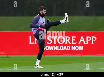 Liverpool Torhüter Alisson Becker während eines Trainings im AXA Training Centre, Liverpool. Bilddatum: Mittwoch, 17. April 2024. Stockfoto