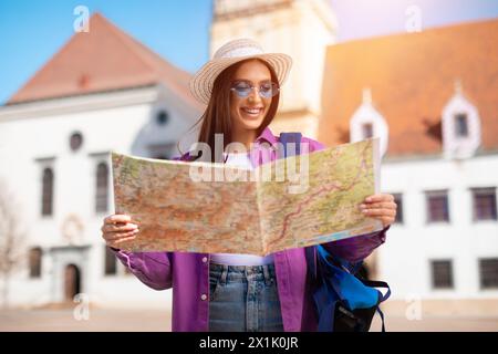 Frau mit Karte vor dem historischen Gebäude Stockfoto