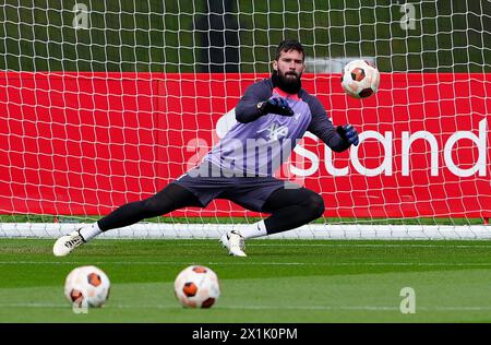 Liverpool Torhüter Alisson Becker während eines Trainings im AXA Training Centre, Liverpool. Bilddatum: Mittwoch, 17. April 2024. Stockfoto