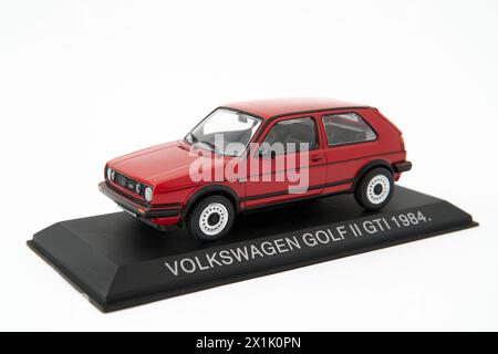 Belgrad, Serbien 04-03-2024 : Volkswagen Golf 2 GTI kleines Autospielzeug - VW Golf II GTI 1984 in roter Farbe auf weißem Hintergrund Stockfoto