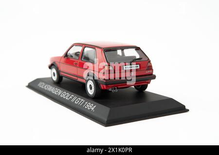 Belgrad, Serbien 04-03-2024 : Volkswagen Golf 2 GTI kleines Autospielzeug - VW Golf II GTI 1984 in roter Farbe auf weißem Hintergrund Stockfoto