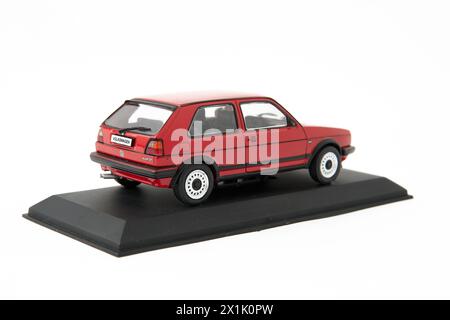 Belgrad, Serbien 04-03-2024 : Volkswagen Golf 2 GTI kleines Autospielzeug - VW Golf II GTI 1984 in roter Farbe auf weißem Hintergrund Stockfoto