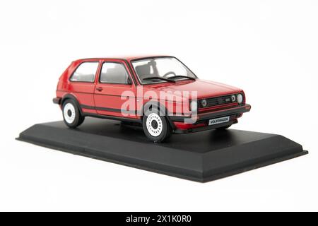 Belgrad, Serbien 04-03-2024 : Volkswagen Golf 2 GTI kleines Autospielzeug - VW Golf II GTI 1984 in roter Farbe auf weißem Hintergrund Stockfoto